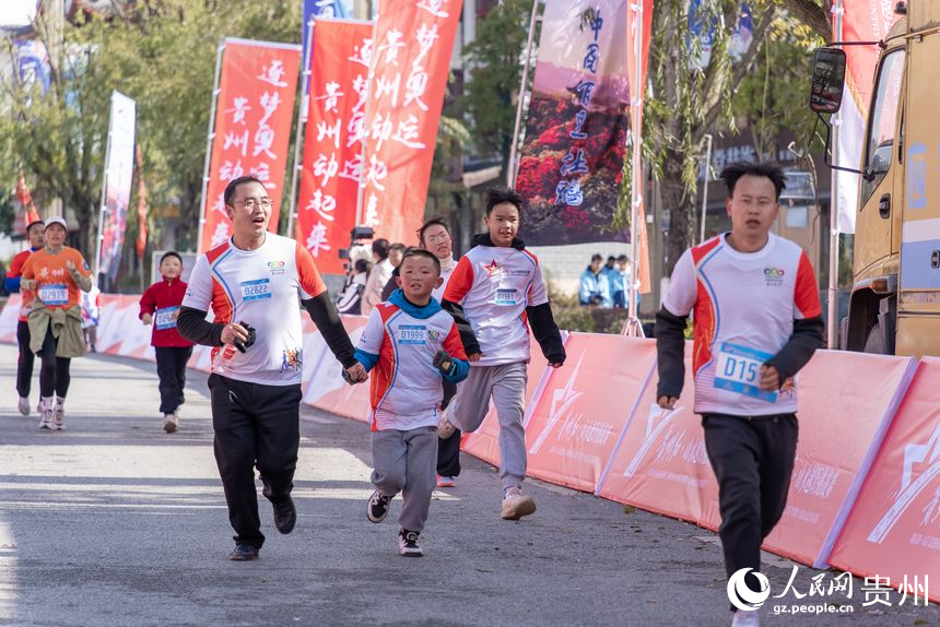 貴州紅·山水越野挑戰(zhàn)賽(第七站)畢節(jié)·百里杜鵑站比賽現(xiàn)場。人民網(wǎng)記者 涂敏攝