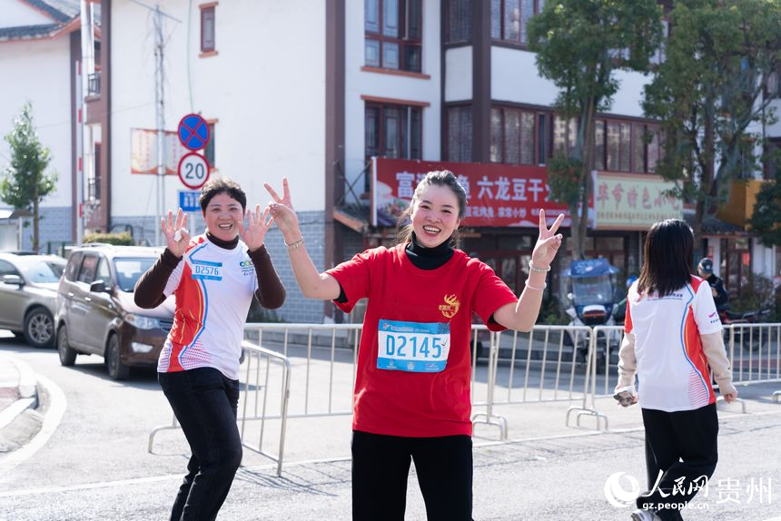 貴州紅·山水越野挑戰賽(第七站)畢節·百里杜鵑站比賽現場。人民網記者 涂敏攝