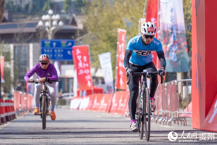 貴州紅·山水越野挑戰賽(第七站)畢節·百里杜鵑站比賽現場。人民網記者 涂敏攝