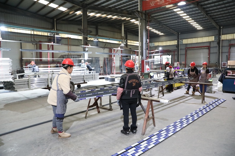 正在“幫扶車間”里忙碌的居民。李齊 攝