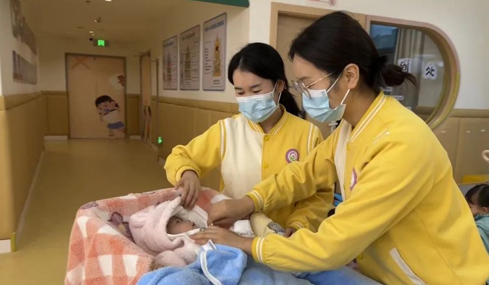 醫育結合！構建托育服務新模式近年來，仁懷市衛生健康局依托公立醫院打造托育中心，探索出“公立醫院示范、普惠可及優先、醫育結合特色”的托育服務發展新路徑，有效推進托育服務事業朝著“幼有善育”目標邁進，截至目前全市共有托育機構32家，托位2912個。