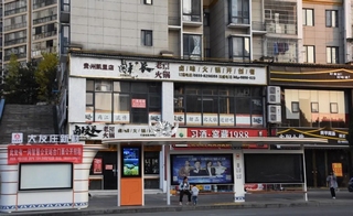 凱里：推進“智慧公交”建設 提升群眾出行便捷度“這些智慧公交車站臺既美觀又實用，站臺不僅有座位，還可以休息，避避雨之類的，而且這樣很多老人都能看得懂公交車實時顯......