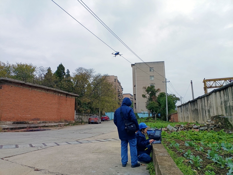 一鍵啟動后，無人機緩緩升起。