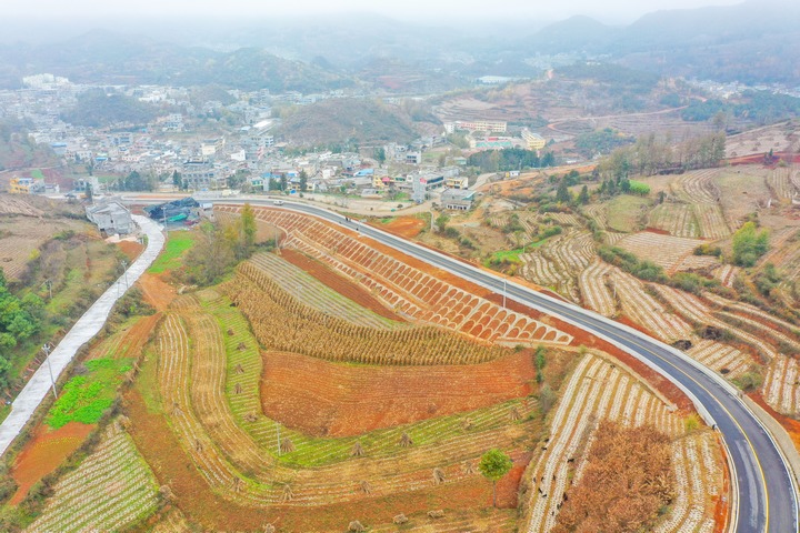 2024年12月10日拍攝的赫章縣鐵匠鄉(xiāng)到雙坪鄉(xiāng)公路。