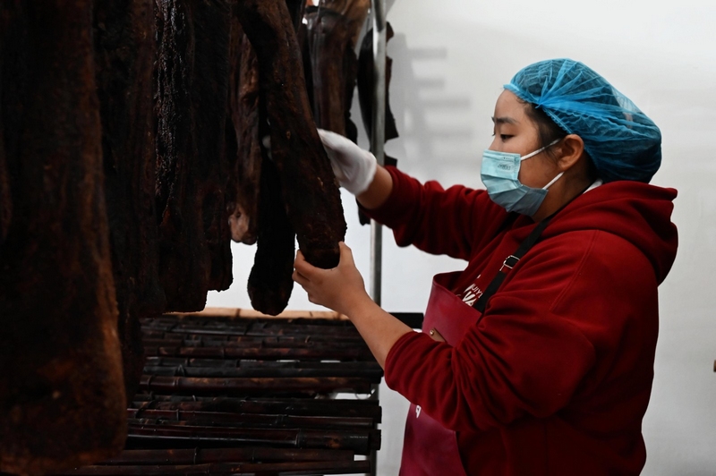 工作人員正在對臘肉進行檢查 沈建華 攝