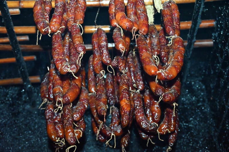 正在熏烤的香腸 沈建華 攝