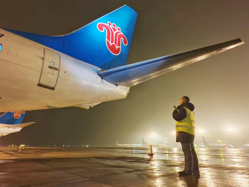 除防冰作業(yè)現(xiàn)場(chǎng)。南航貴州供圖2.jpg