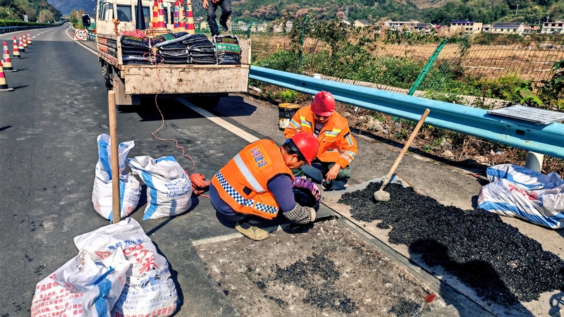 2 圖為路面養(yǎng)護(hù)