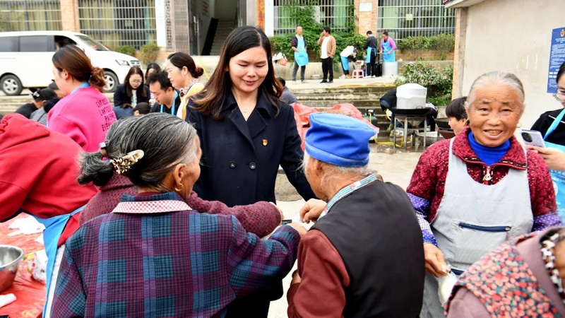 6 為老人送上慰問(wèn)關(guān)心