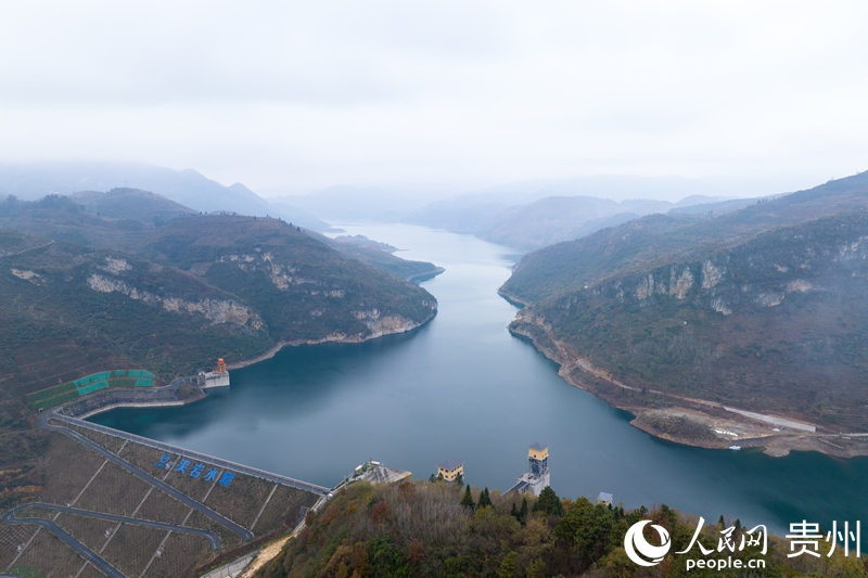 航拍夾巖工程水源大壩。人民網記者 涂敏 攝