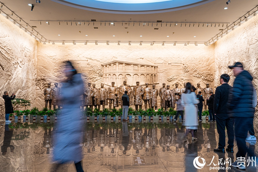 游客在遵義會議紀念館參觀。人民網 陽茜攝