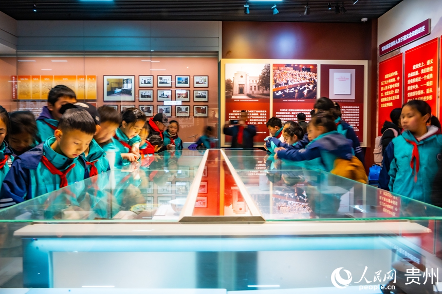 游客在遵義會議紀念館參觀。人民網 陽茜攝