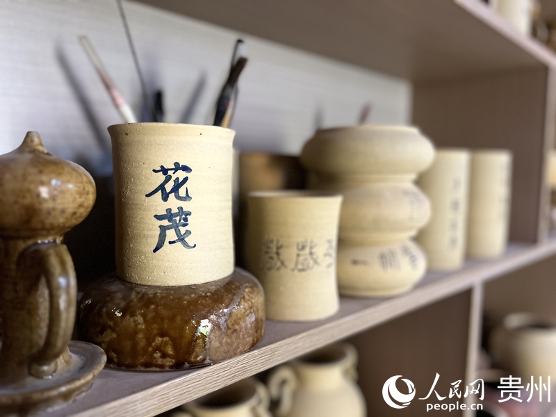 櫥窗上精美的土陶工藝品深受游客喜愛。人民網 陳潔泉攝