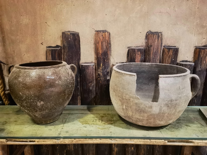 館內存放的陶罐(習水融媒供圖)