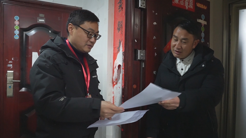 3工作人員向居民發(fā)放民求卡