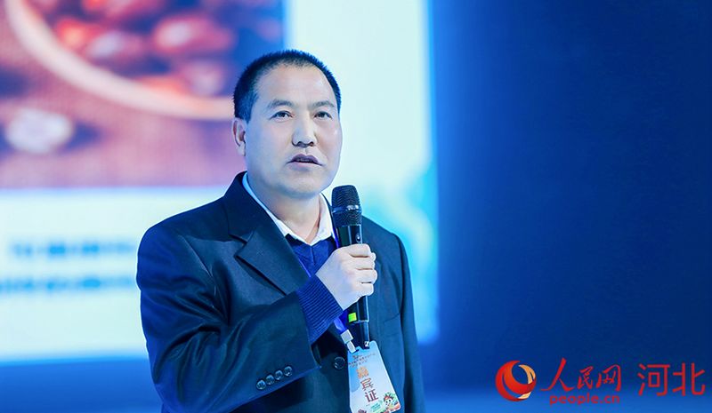青龍滿族自治縣百峰貿(mào)易有限公司總經(jīng)理韓云庭分享青龍板栗如何打開(kāi)日本市場(chǎng)的故事。人民網(wǎng)記者 周博攝
