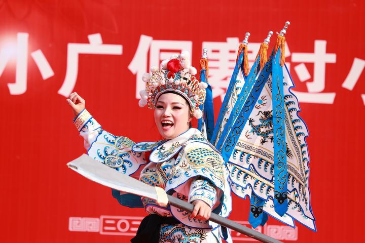 侗族群眾表演侗戲曲目《穆桂英掛帥》。楊家孟攝 