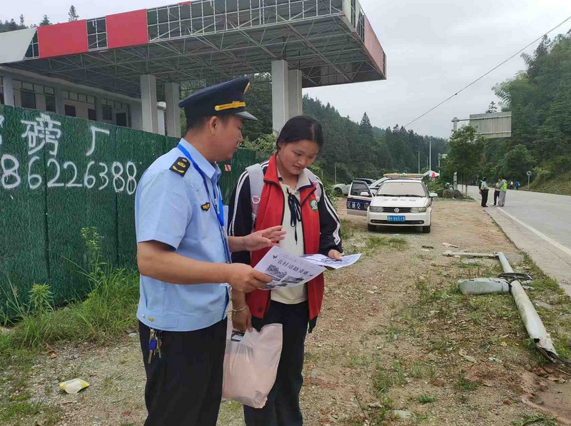 工作人員向學生講解文明交通有關知識(一)