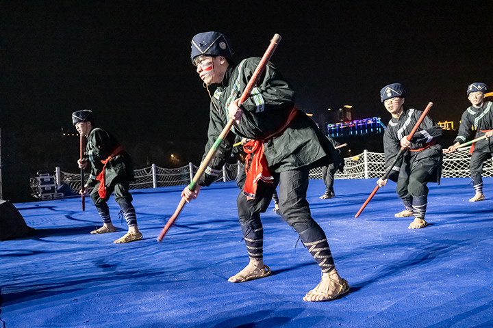 非遺傳承人在貴州省黔南布依族苗族自治州羅甸縣玉湖公園水上舞臺表演非遺陽戲。