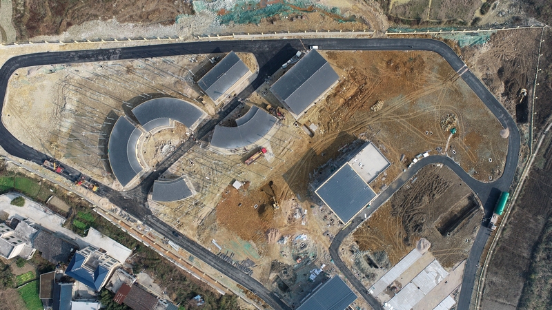 工人在黔金絲猴拯救保護及野生動物救助基礎設施建設項目施工現場忙碌。2（李鶴攝）