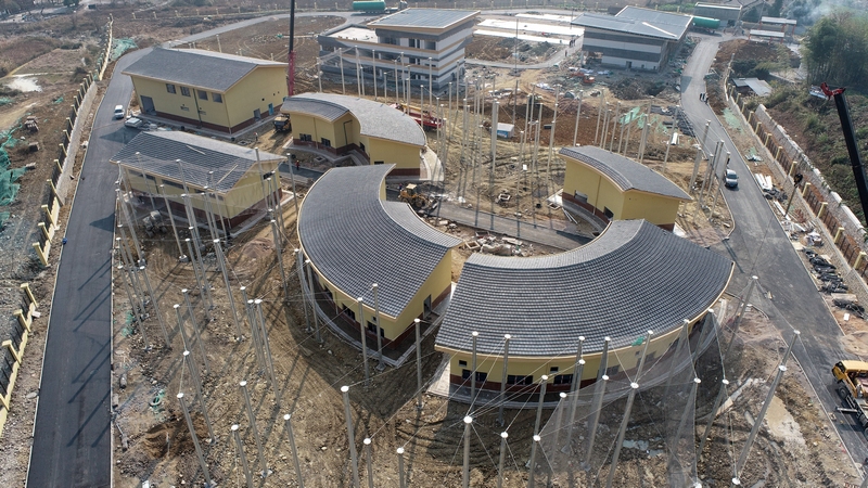 工人在黔金絲猴拯救保護及野生動物救助基礎設施建設項目施工現場忙碌。5（李鶴攝）