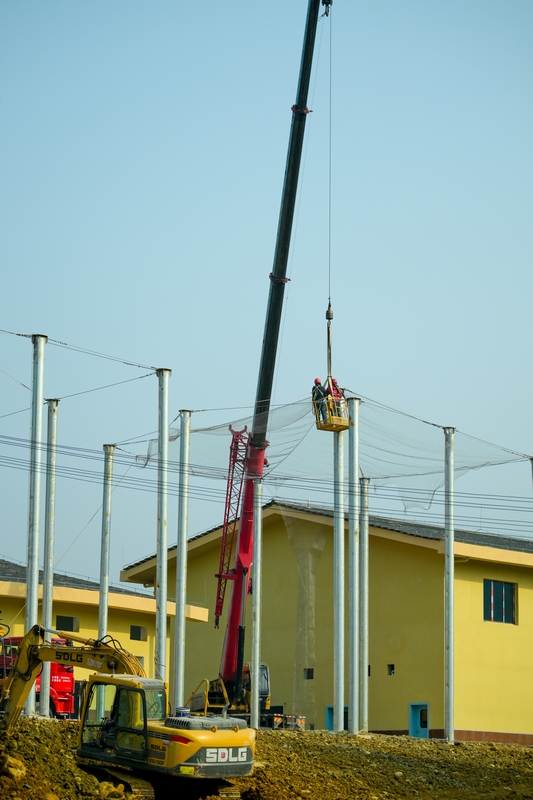 工人在黔金絲猴拯救保護及野生動物救助基礎設施建設項目施工現場忙碌。6（李鶴攝）