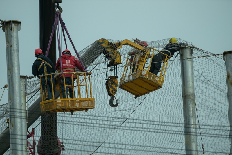 工人在黔金絲猴拯救保護及野生動物救助基礎設施建設項目施工現場忙碌。10（李鶴攝）