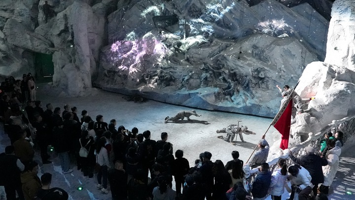 觀眾在“紅飄帶”沉浸式體驗紅色歷史。周遠鋼攝