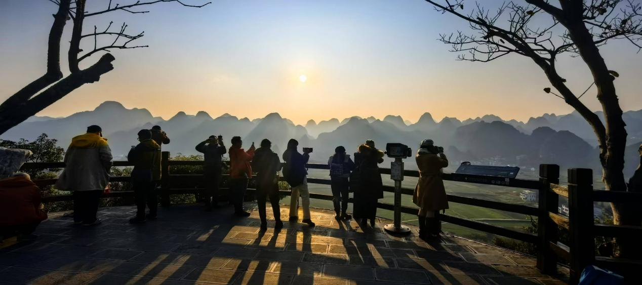 采風團參觀萬峰林。李竹攝