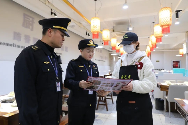 云巖區市場監管局工作人員入戶檢查