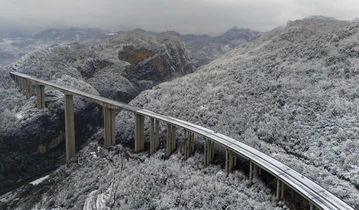 1月9日，被冰雪封凍的畢威高速赫章特大橋。李學友攝