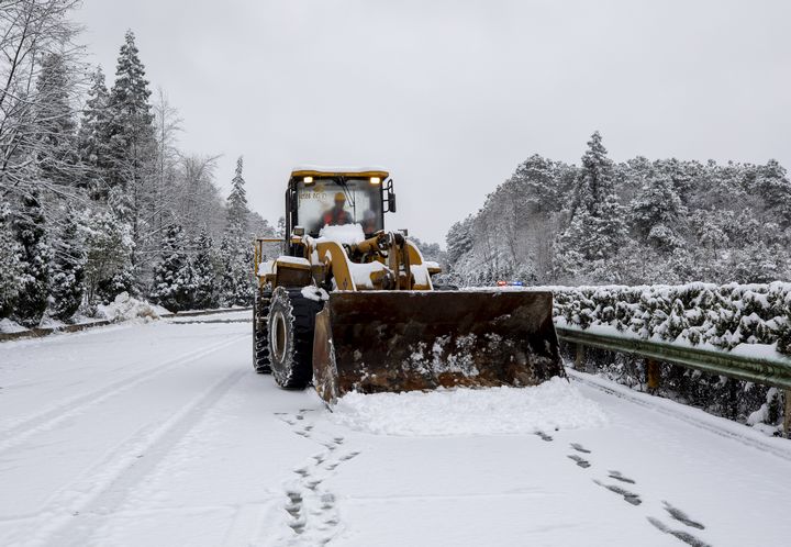 1月9日，畢威高速公路營運管理中心利用裝載機清除S20畢威高速公路積雪。李學友 攝
