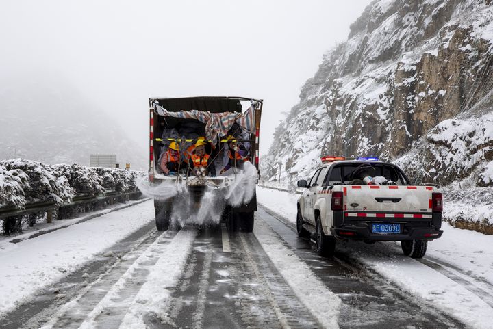 1月9日，畢威高速公路營運管理中心組織養護工撒布融雪鹽。李學友 攝.jpg