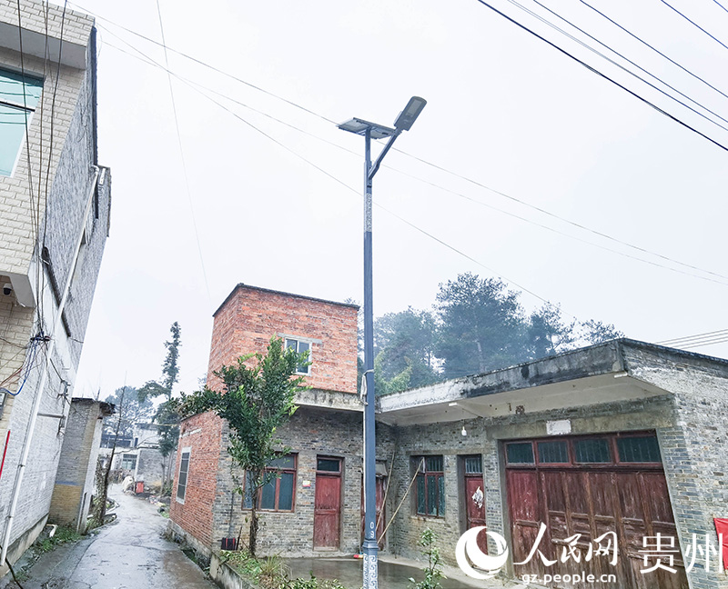 新安裝的太陽能路燈,照亮了周邊群眾的出行路。人民網記者 王秀芳攝