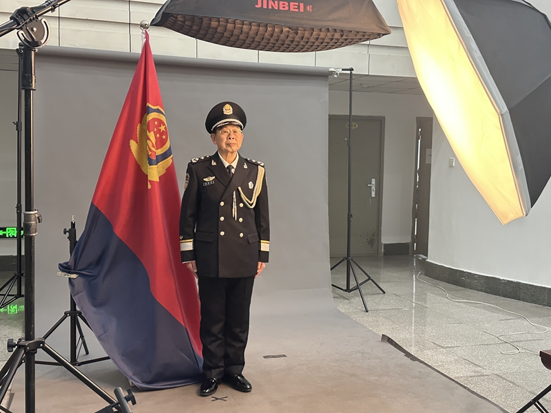 離退休民警拍攝警禮服紀念照現(xiàn)場。實習生 盧俊攝