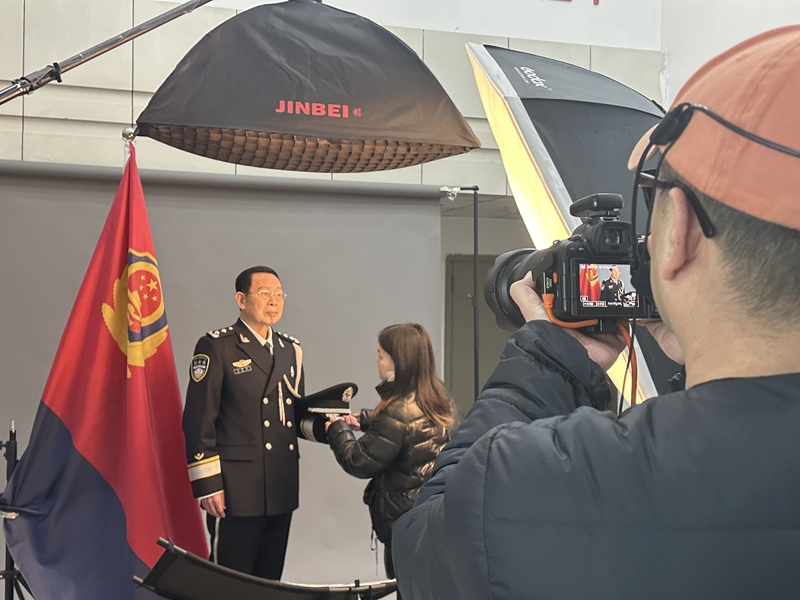 離退休民警拍攝警禮服紀念照現(xiàn)場。實習生 盧俊攝