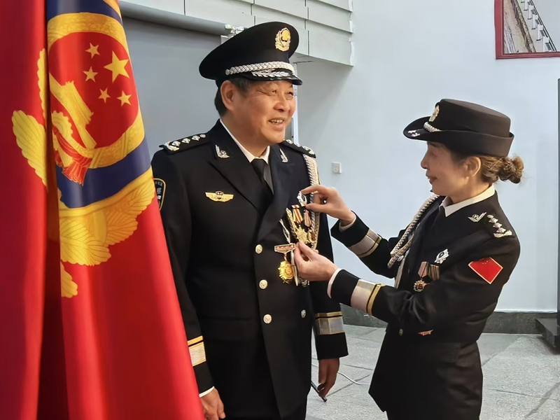 離退休民警整理著裝。蕭亮攝