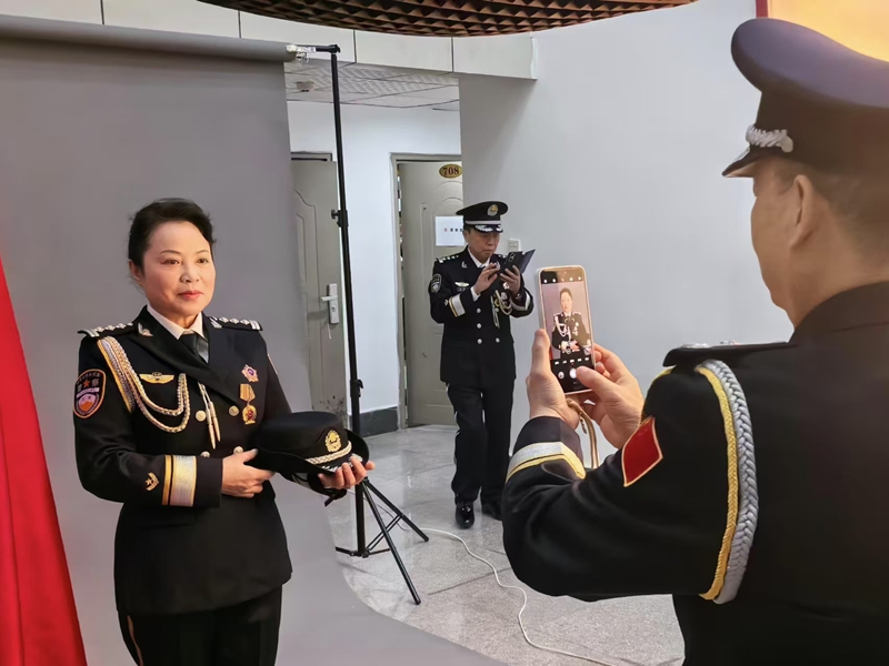 離退休民警互相拍照記錄。蕭亮攝