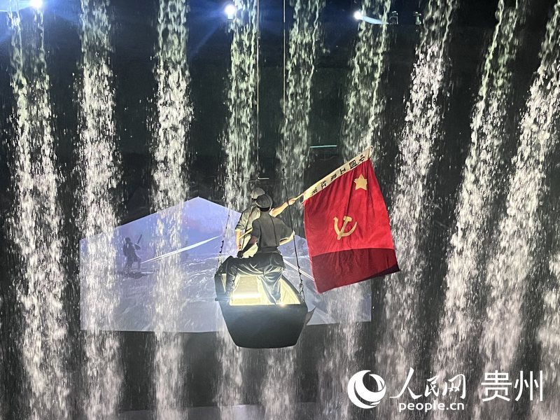 《偉大轉(zhuǎn)折》演出現(xiàn)場，紅軍戰(zhàn)士“騰空”馭舟，越過近30米落差的大瀑布。人民網(wǎng) 陳潔泉攝