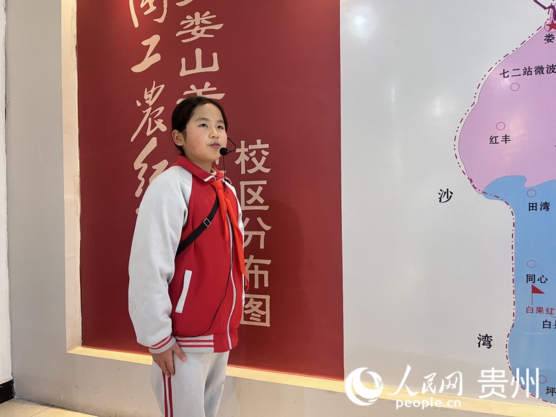 在婁山關(guān)紅軍小學，“小紅軍宣講員”馬興燁正在講述“婁山關(guān)大捷”的故事。人民網(wǎng) 陳潔泉攝