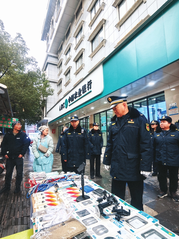 精細管理迎新春 城市秩序煥新顏。