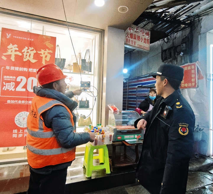 精細管理迎新春 城市秩序煥新顏。