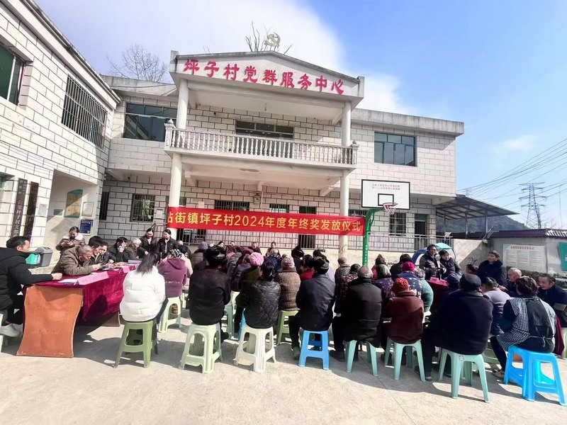 站街鎮坪子村分紅現場。肖荻優攝