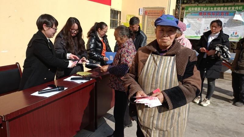 站街鎮蓮花村分紅現場。肖荻優攝