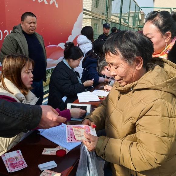 1月13日，清鎮市站街鎮茶林村、小壩村、坪子村、蓮花村、高樂村及破巖村，聯合舉辦村集體經濟收益分紅大會，讓村民享受到村集體經濟帶來的紅利，“提錢”過新年。