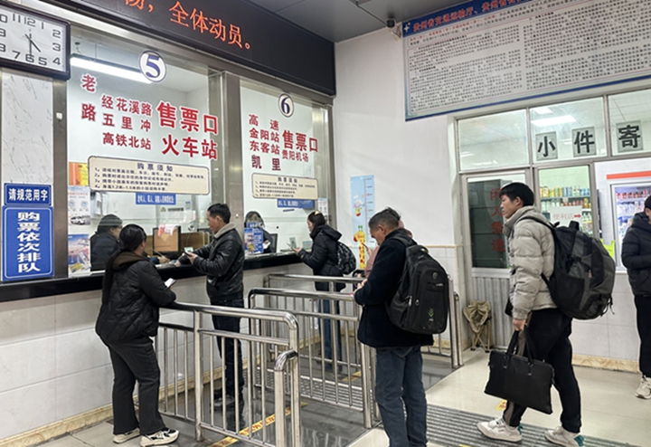 乘客有序排隊購票。