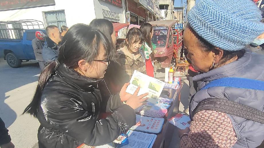 工作人員向群眾講解地質(zhì)災(zāi)害防治知識(shí)。