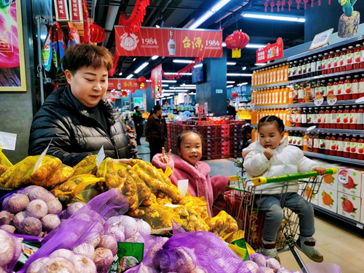 各大超市年味濃。