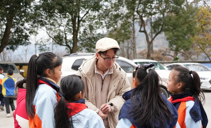 王佳佳老師與學(xué)生交流。