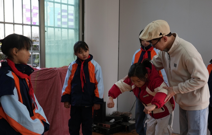 王佳佳老師指導(dǎo)學(xué)生舞蹈動(dòng)作。